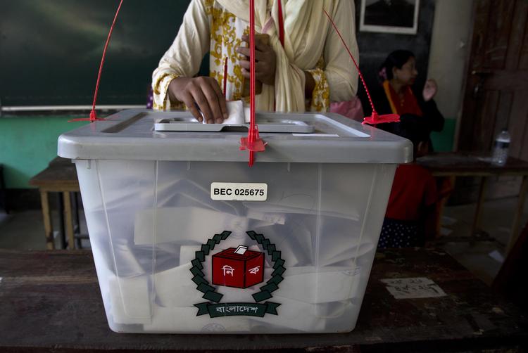 
    Regeringspartiet i Bangladesh har sikret sig genvalg ved søndagens parlamentsvalg.
 Det er ikke umiddelbart meddelt, hvor mange stemmer henholdsvis regeringen og oppositionen har fået. Foto: Anupam Nath/AP