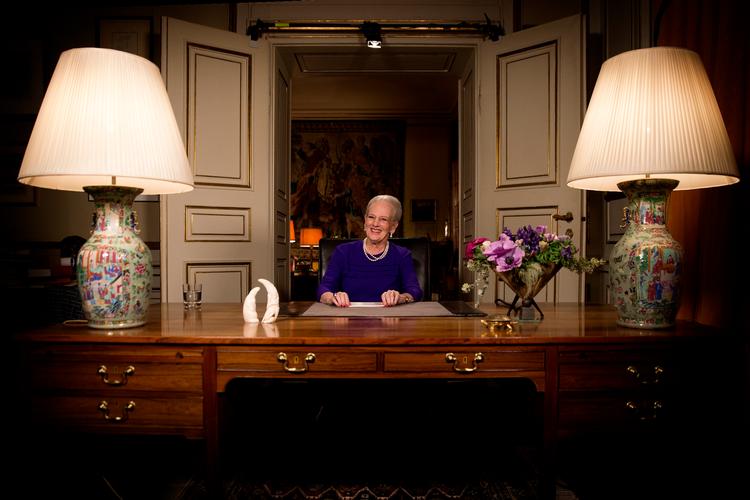 »Du bør, når du ser nytårstalen, anvende muligheden til at være kritisk over for royalismen og det kongehus, der alt for sjældent møder kritik«, skriver to unge republikanere. Foto: Finn Frandsen/POLFOTO