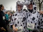 Lisa Smith og Sara Vangsgaard, begge dyrlægestuderende, nyder at komme løbende ind i det nye år i deres studierelevante outfit. Foto: Per Munch