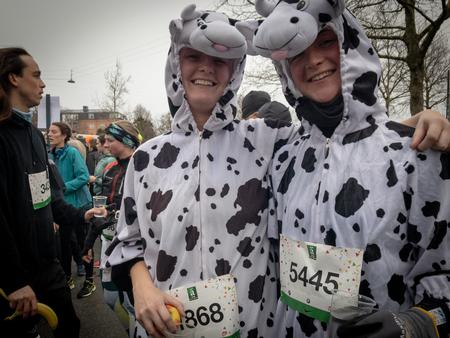 Lisa Smith og Sara Vangsgaard, begge dyrlægestuderende, nyder at komme løbende ind i det nye år i deres studierelevante outfit. Foto: Per Munch