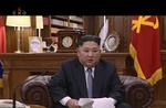Dette billede er udsendt af det statslige nordkoreanske nyhedsbureau og viser landets leder, Kim Jong-un, holde sin nytårstale. Foto: /AP