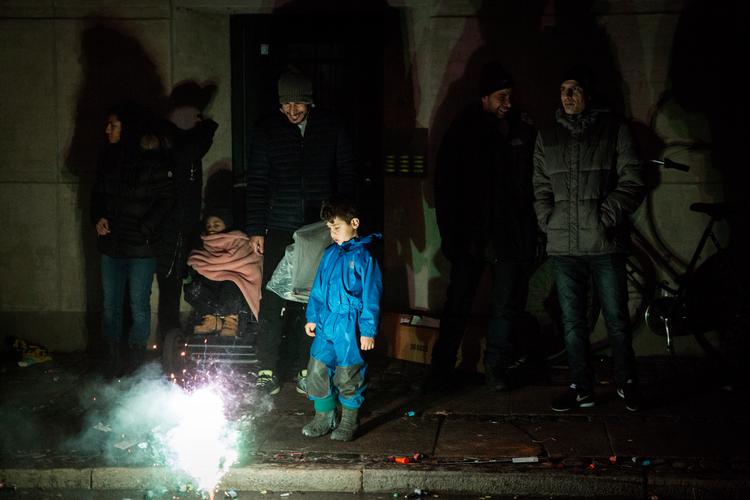Det må være op til forældrene og ikke folketingspolitikerne at sikre, at man bruger sikkerhedsbriller, hvis man affyrer eller er tilskuer til fyrværkei, mener Venstre og Liberal Alliance. Foto: Emma Sejersen