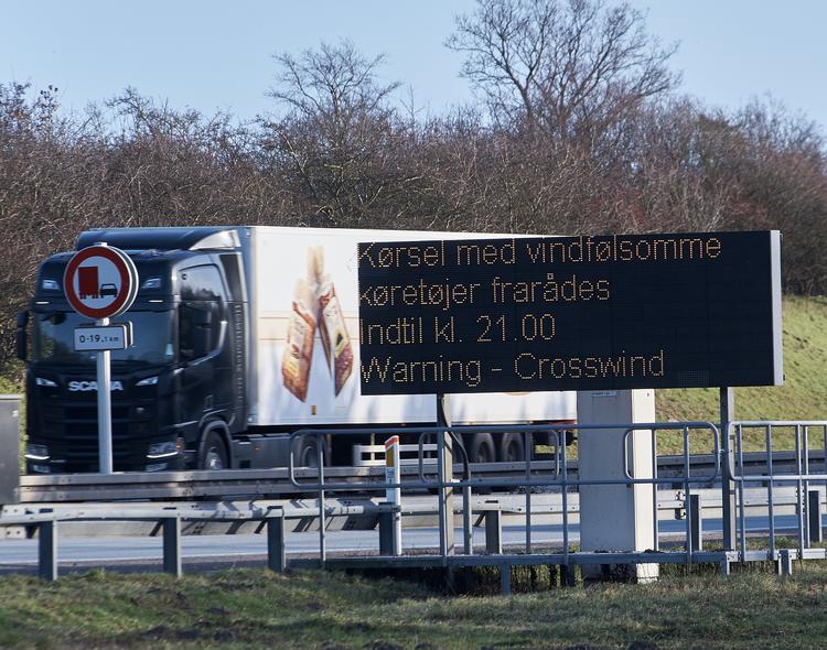 Advarselstavle ved Storebæltsbroen ved Nyborg ved middagstid.  Foto: Robert Wengler/Ritzau Scanpix