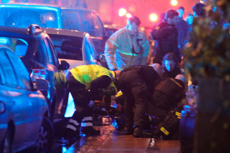 
    Redningsmandskab arbejder med den døende mand, natten til tirsdag den 1. januar på Gothersgade i København. En mand er dræbt, og fem andre er blevet såret ved to knivstikkerier i det indre København nytårsnat. Det oplyser Københavns Politi tirsdag morgen. (Foto: Mathias Øgendal/Ritzau Scanpix)
   Foto: Mathias Øgendal/Ritzau Scanpix