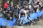 Mathieu van der Poel undgår med en akrobatisk manøvre at styrte på vej mod sæsonens 21. sejr. 