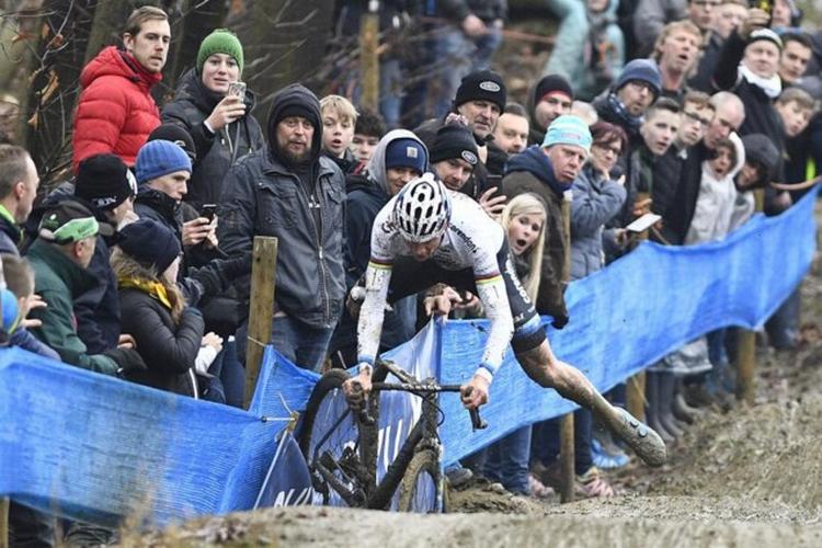 Mathieu van der Poel undgår med en akrobatisk manøvre at styrte på vej mod sæsonens 21. sejr. 