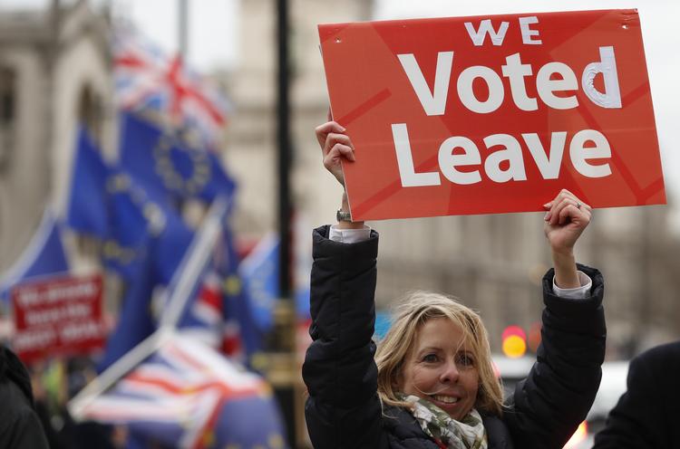 Storbritannien forlader EU i marts, men parlamentet har endnu ikke godkendt den aftale, som premierminister Theresa May har indgået med Bruxelles.  Foto: Alastair Grant/AP