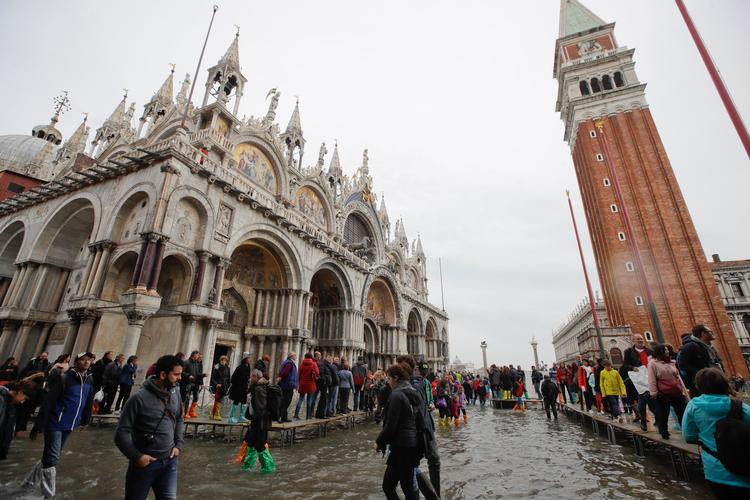 Den kommende turistafgift i Venedig har været planlagt længe. Byen er en af de byer i verden, der ligger under for det hårdeste turistpres.
   Foto: Luca Bruno/AP