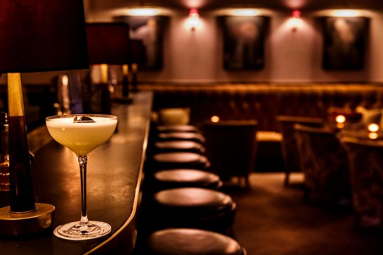 Tata er både navnet på Gl. Scenes scenetæppe og den tidligere balletdanser Alexander Kølpins cocktailbar, der ligger i Hotel Sanders ved Kgs. Nytorv. Foto: Mads Nissen/POLFOTO