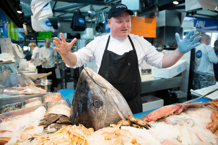Tommy Raabo Fischer er Torvehallernes fiskemand. Han blev udlært fiskehandler hos sin onkel som 18-årig.  Foto: Thomas Borberg/POLFOTO