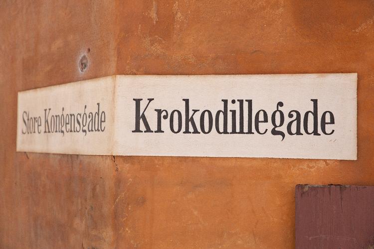 Gadeskiltene i Nyboder i København er malet direkte på de kalkede vægge, og skrevet med sirlige bogstaver af en håndskiltemaler, der ikke har rystet på hænderne.  Foto: Foto fra bogen