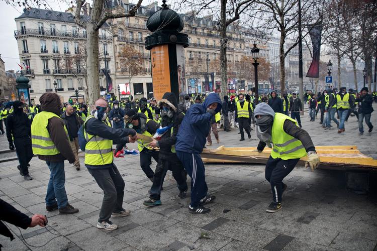 Pariserne forbereder sig på nye uroligheder lørdag. I Paris og provinsen holder kunderne sig væk fra butikker, og tusindvis af virksomheder er berørt af uroen. Foto: Jacob Ehrbahn