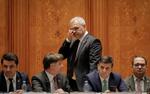 
 Liviu Dragnea (bagest) er formand for det regerende socialdemokrati, men ikke premierminister, fordi han er idømt tre et halvt års fængsel for korruption.  Dommen er anketVadim Ghirda/AP
 Foto: Vadim Ghirda/Ritzau Scanpix