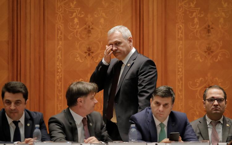 
 Liviu Dragnea (bagest) er formand for det regerende socialdemokrati, men ikke premierminister, fordi han er idømt tre et halvt års fængsel for korruption.  Dommen er anketVadim Ghirda/AP
 Foto: Vadim Ghirda/Ritzau Scanpix