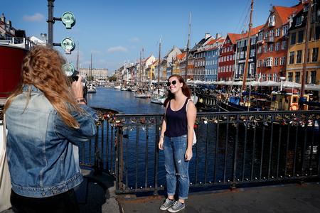 Jep. Turisterne her har fat i den lange ende. Nyhavn er et rigtig godt sted at tage portrætter, der kan gøre Tinder-profilen efterspurgt.
   Foto: Jens Dresling/POLFOTO