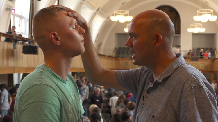 Torben Søndergaard får andre til at tro på det samme som ham ved blandt andet at uddrive dæmoner og kurere syge. Foto: /TV 2 / DANMARK