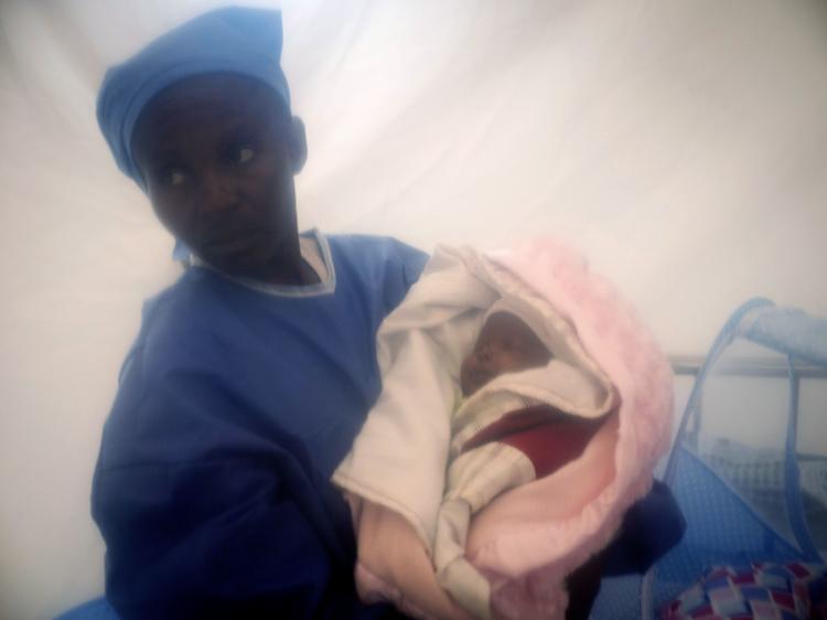 
    Benedictes mor døde af ebola straks efter fødslen, og pigen var selv smittet. Men inde bag det beskyttende plastik på et behandlingscenter i det østlige Congo overlevede pige mod alle odds. Nu er hun et mirakel i en epidemi, der ikke vil give slip.
 Foto: Guy Hubbard/AP