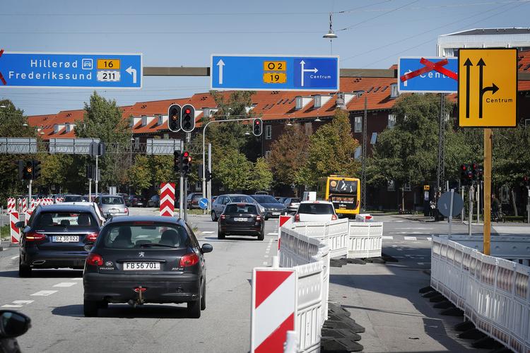 Det var denne vejindretning, lastbilchaufføren skulle manøvrere i, da det gik galt og en ung kvinde blev kørt ihjel. Foto: Jens Dresling/POLFOTO