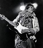 Jimi Hendrix fanget i et definerende øjeblik. Nemlig ved sin optræden på Monterey Pop festivalen i juni 1967. Koncerten sluttede med at Hendrix liggende på knæ, satte ild til sin guitar. Både mand og guitar var ellers allerede 'on fire'. Monterey Herald
   Foto: Monterey Herald/AP