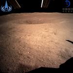 ’Chang’e 4’-sondens foto fra landingsområdet på Månens bagside. Foto: Kinas Nationale Rumagentur