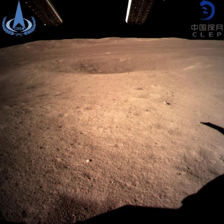 ’Chang’e 4’-sondens foto fra landingsområdet på Månens bagside. Foto: Kinas Nationale Rumagentur