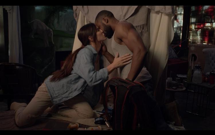 54-årige Sandra Bullock falder for 28-årige Trevante Rhodes i Susannes Biers 'Bird Box', hvor tabuer brydes raffineret. Pr-foto  Foto: Netflix