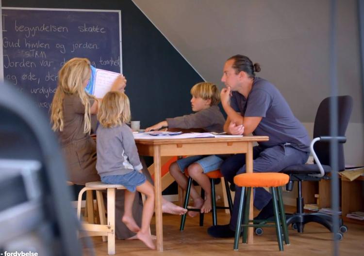 Maj My og Kristian er flyttet til Ærø fra storbyen med deres fire børn for at få mere tid til at fordybe sig i hverdagen.  Foto: DR