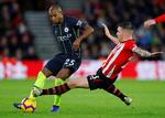 Pierre-Emile Højbjerg på vej mod sit røde kort i opgøret mod Fernandinho og Manchester City. Først i slutningen af januar kan danskeren igen spille for Southampton.
   Foto: Eddie Keogh/Ritzau Scanpix