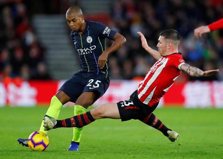 Pierre-Emile Højbjerg på vej mod sit røde kort i opgøret mod Fernandinho og Manchester City. Først i slutningen af januar kan danskeren igen spille for Southampton.
   Foto: Eddie Keogh/Ritzau Scanpix
