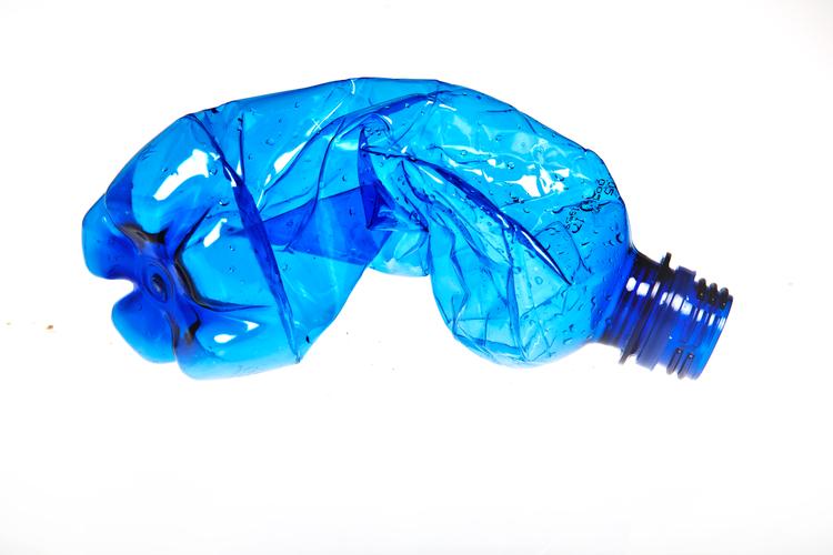 
Millioner af plastiflasker lander hvert år i vores have og grøftekanter. Det stopper vi kun, hvis vi holder op med at købe de små lokkende flasker.  Foto: Jacob Ehrbahn/POLFOTO