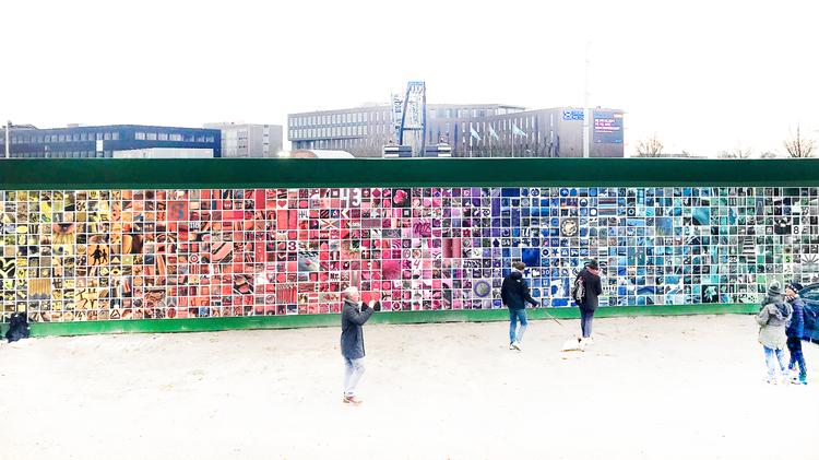 Ni kvinder har dekoreret metrohegnet ved Sluseholmen med det farvekoordinerede projekt 'Sydhavnen i farver'. Foto: Ladies Drawing Night Cph