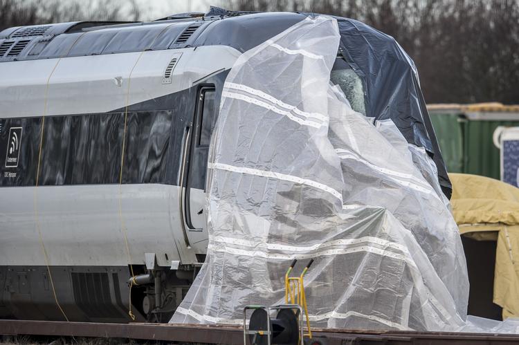 Toget fra ulykken er bugseret til Nyborg. Årsagen til ulykke, hvor et lyntog blev ramt af dele af et godstog, er endnu ikke endeligt klarlagt. Otte personer blev dræbt og 16 er kommet til skade i togulykken Foto: Mads Claus Rasmussen/Ritzau Scanpix