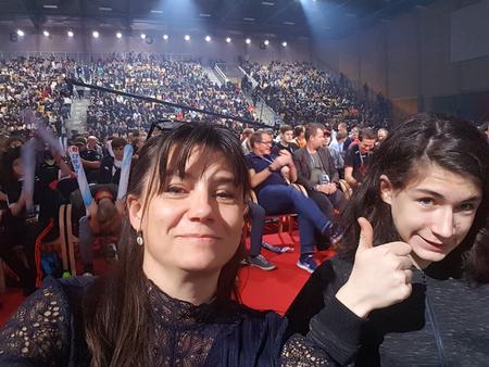 Gamer-universet har været en øjenåbner for Maren Ottar Hessner, der her på billedet er sammen med sin 14-årige søn Elias til et E-sports stævne på Fyn.  Privatfoto 