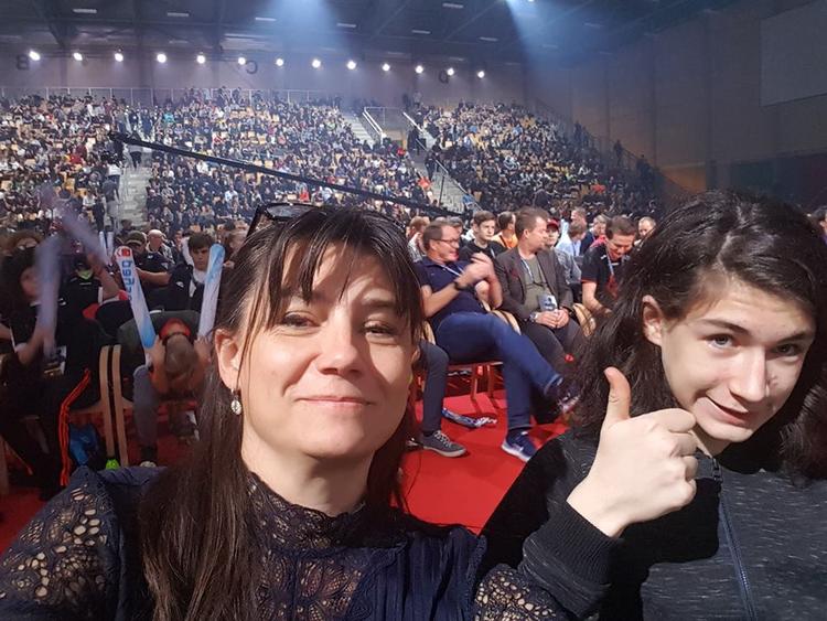 Gamer-universet har været en øjenåbner for Maren Ottar Hessner, der her på billedet er sammen med sin 14-årige søn Elias til et E-sports stævne på Fyn.  Privatfoto 