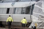 
Toget fra ulykken holder afdækket i Nyborg efter togulykke på Storebæltsbroen. Otte personer blev dræbt og 16 er kommet til skade i togulykken, hvor et passagertog blev ramt af dele fra et godstog på Storebæltsbroen.. (Foto: Mads Claus Rasmussen/Ritzau Scanpix)
    Foto: Mads Claus Rasmussen/Ritzau Scanpix