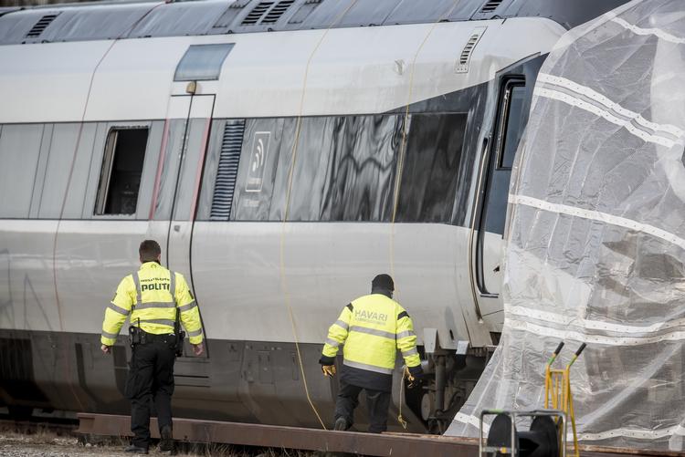 
Toget fra ulykken holder afdækket i Nyborg efter togulykke på Storebæltsbroen. Otte personer blev dræbt og 16 er kommet til skade i togulykken, hvor et passagertog blev ramt af dele fra et godstog på Storebæltsbroen.. (Foto: Mads Claus Rasmussen/Ritzau Scanpix)
    Foto: Mads Claus Rasmussen/Ritzau Scanpix