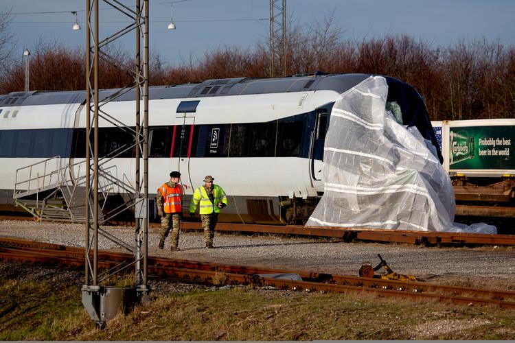 Togulykken på Storebæltsbroen onsdag blev dækket intenst af de danske medier, der også viste billeder inde fra de beskadigede togvogne. 
   Foto: Finn Frandsen/POLFOTO