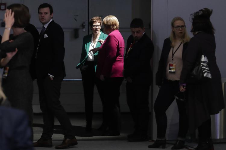 Det er kun en måned siden, Annegret Kramp-Karrenbauer vandt gyser- afstemningen om at blive ny formand i CDU, men hun har allerede ført til bedre meningsmålinger og et bedre klima mellem de borgerlige regeringspartier. Foto: Markus Schreiber/AP