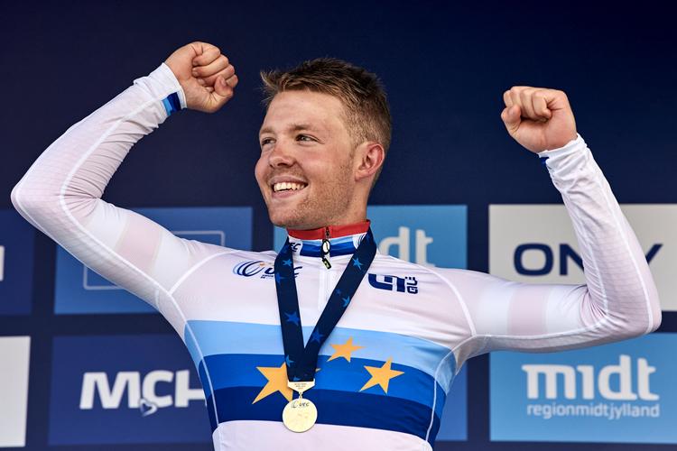 Et af de store øjeblikke i Casper Pedersens karriere - da han i 2017 stod på sejrsskamlen ved europamesterskaberne i Herning som vinder af U23-rytternes linjeløb.
 Foto: Claus Bonnerup/POLFOTO