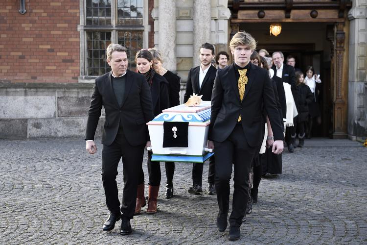 Eventyreren og forfatteren Troels Beha Erichsen Kløvedal blev begravet fra Holmens Kirke i København torsdag 3. januar 2019. Kisten blev båret ud af sønnen Mikkel Beha Erichsen, sønnen Asbjørn, hustruen Else Marie Meldgaard, døtrene Sille, Gurli Marie og Lærke og barnebarnet Emil. Troels Kløvedal blev 75 år.  Foto: Tariq Mikkel Khan/Ritzau Scanpix