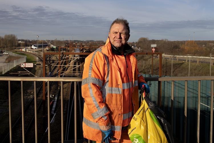 Bjarne Hansen gør rent i området omkring Nyborg station. Hans nabos datter er blandt de tilskadekomne i togulykken.

  
   Foto: Finn Frandsen/POLFOTO