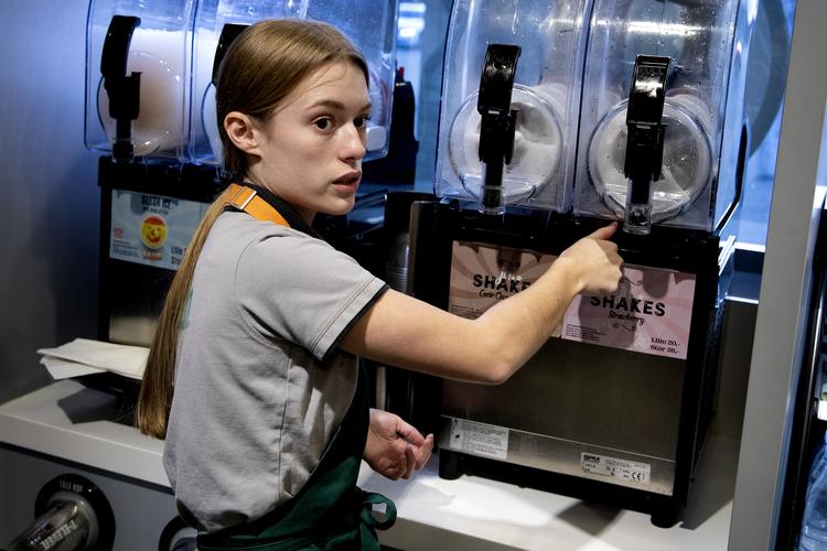 
Sandra arbejder i 7-Eleven-kiosken på stationen i Nyborg. Hun kender mange af de daglige tog-pendlere fra Nyborg.
   Foto: Finn Frandsen/POLFOTO