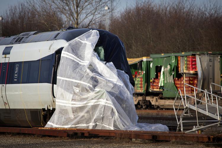Det ødelagte passagertog er parkeret på sporarealet ved Nyborg station. Bag ved holder det forvredne godstog. 
   Foto: Finn Frandsen/POLFOTO