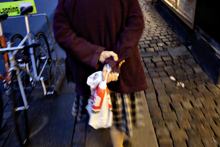 Velfærdsstaten Danmark har da for længst kastet den absolutte fattigdom, hvor mennesker mangler penge til mad, medicin og et sted at bo, på historiens mødding, ikke? DEsværre nej. e Foto: Per Folkver/POLFOTO