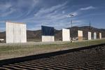 De amerikanske myndigheder har rejst prototyper af en mur på grænsen til Mexico. Foto: AP Photo/Daniel Ochoa de Olza
   Foto: Daniel Ochoa de Olza/AP