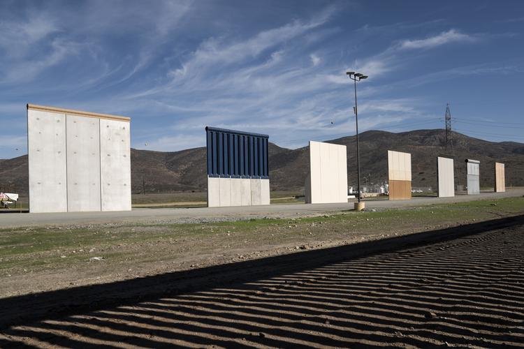 De amerikanske myndigheder har rejst prototyper af en mur på grænsen til Mexico. Foto: AP Photo/Daniel Ochoa de Olza
   Foto: Daniel Ochoa de Olza/AP