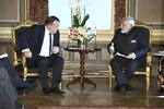 Lars Løkke Rasmussen mødtes i april sidste år kort med den indiske premierminister Narendra Modi på en konference i Stockholm. Mødet førte til, at Løkke nu er blevet inviteret til Indien. Foto: Claudio Bresciani/AP