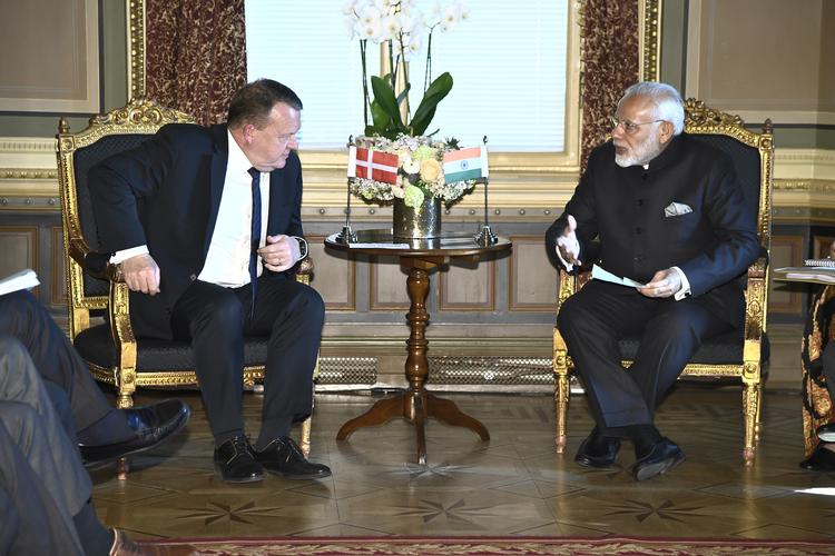 Lars Løkke Rasmussen mødtes i april sidste år kort med den indiske premierminister Narendra Modi på en konference i Stockholm. Mødet førte til, at Løkke nu er blevet inviteret til Indien. Foto: Claudio Bresciani/AP