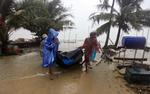 Thailands første tropiske storm i årtier i højsæsonen for turister har dræbt en fisker . Foto: Sameth Panpetch/AP