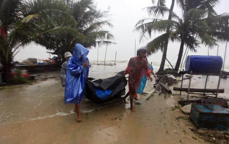 Thailands første tropiske storm i årtier i højsæsonen for turister har dræbt en fisker . Foto: Sameth Panpetch/AP